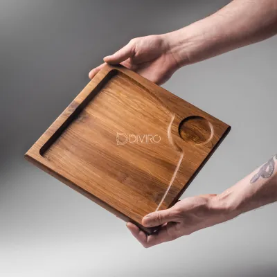 Квадратная доска с углублением под еду и соусник, дуб 30×30 см от мастерской DIVIRO